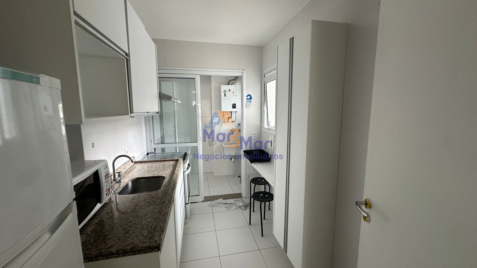 Apartamento na Praia das Pitangueiras, Guarujá - SP