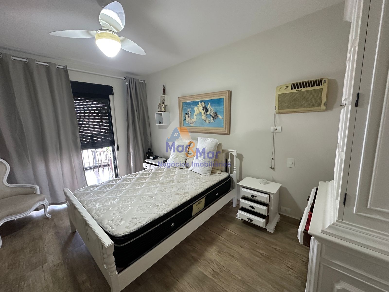 Apartamento na Praia das Pitangueiras, Guarujá - SP