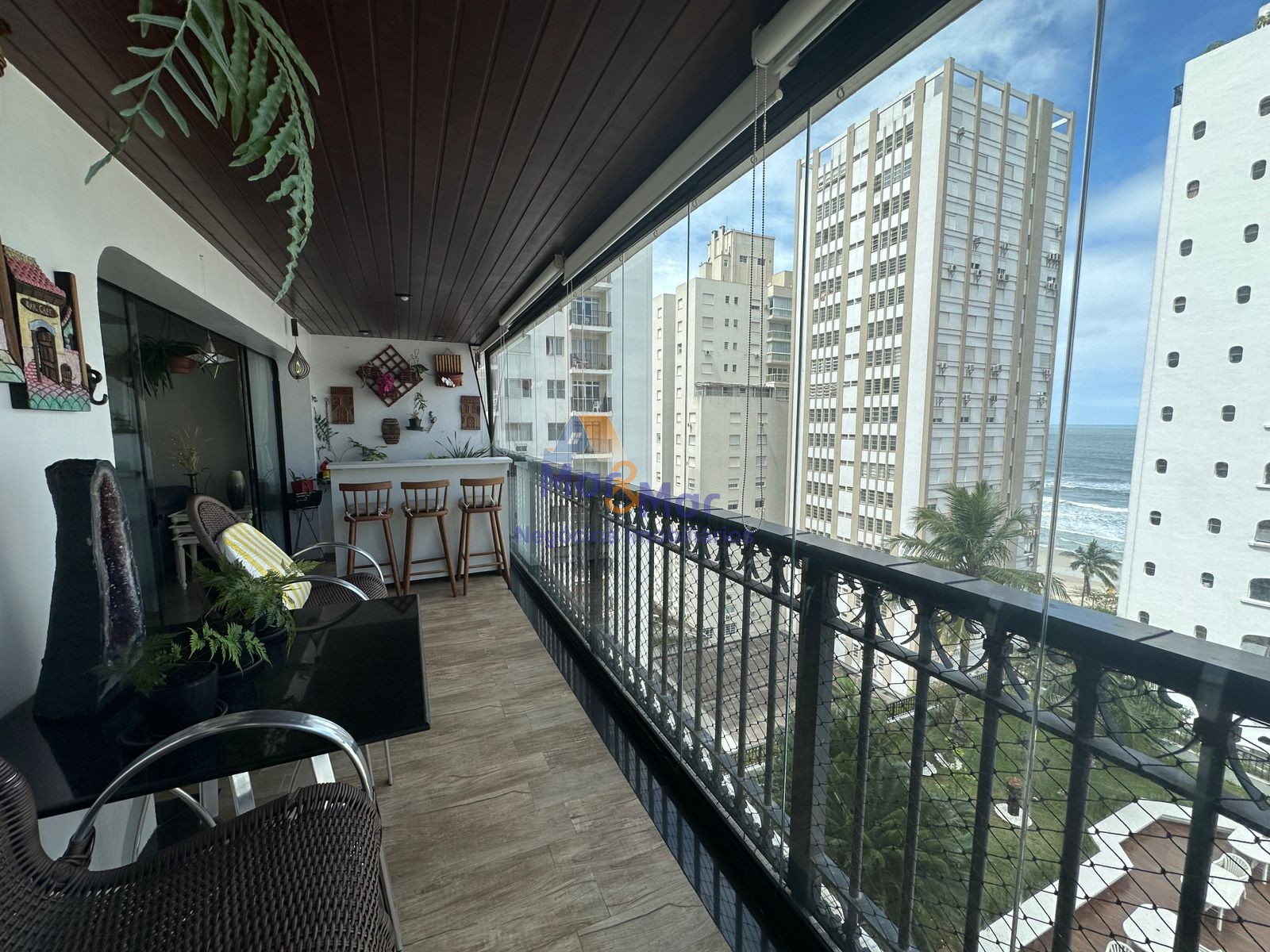 Apartamento na Praia das Pitangueiras, Guarujá - SP