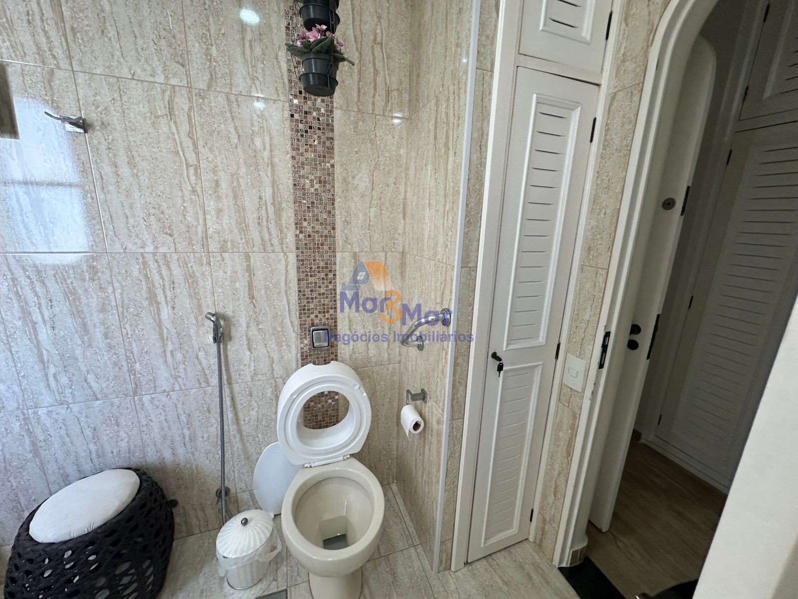 Apartamento na Praia das Pitangueiras, Guarujá - SP
