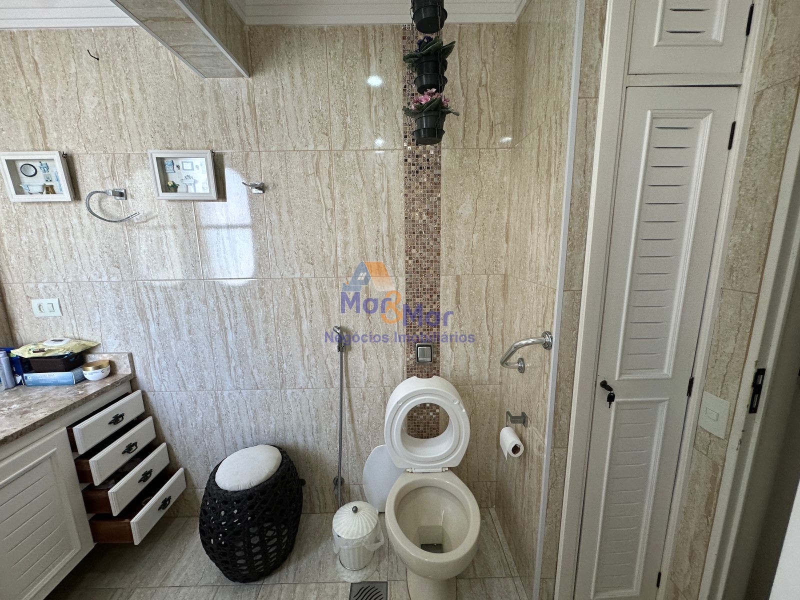 Apartamento na Praia das Pitangueiras, Guarujá - SP