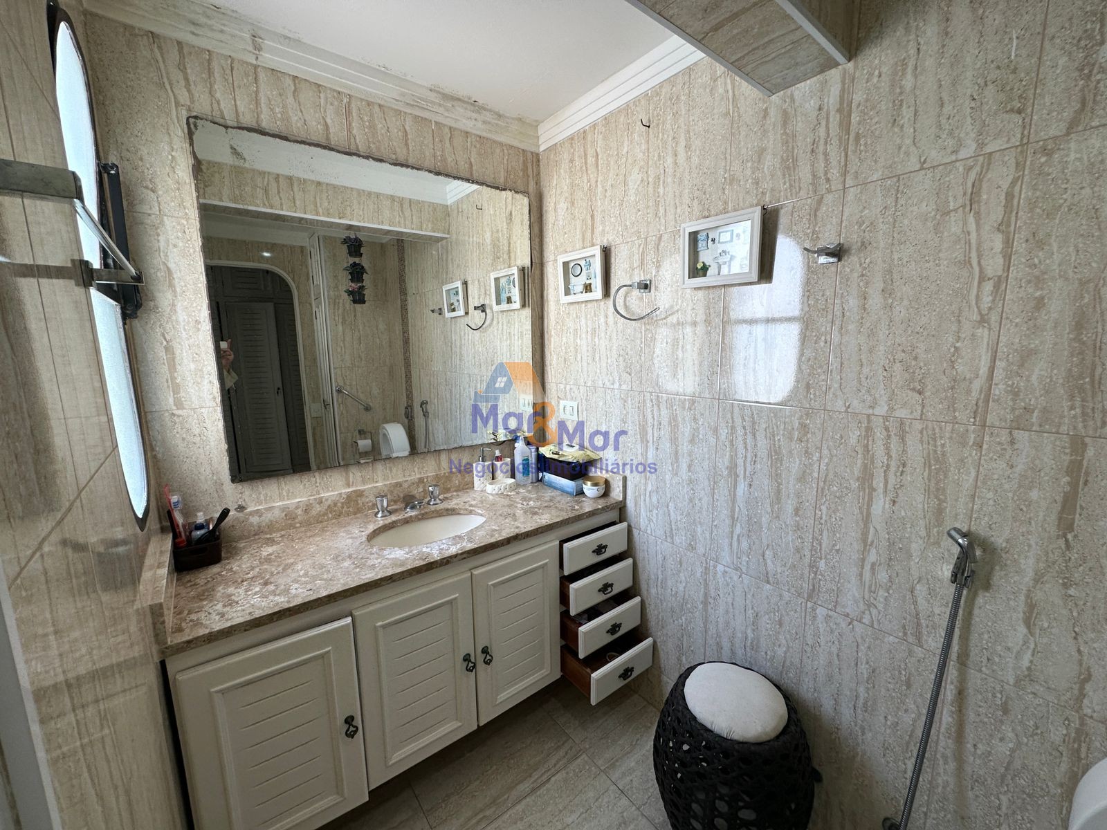 Apartamento na Praia das Pitangueiras, Guarujá - SP