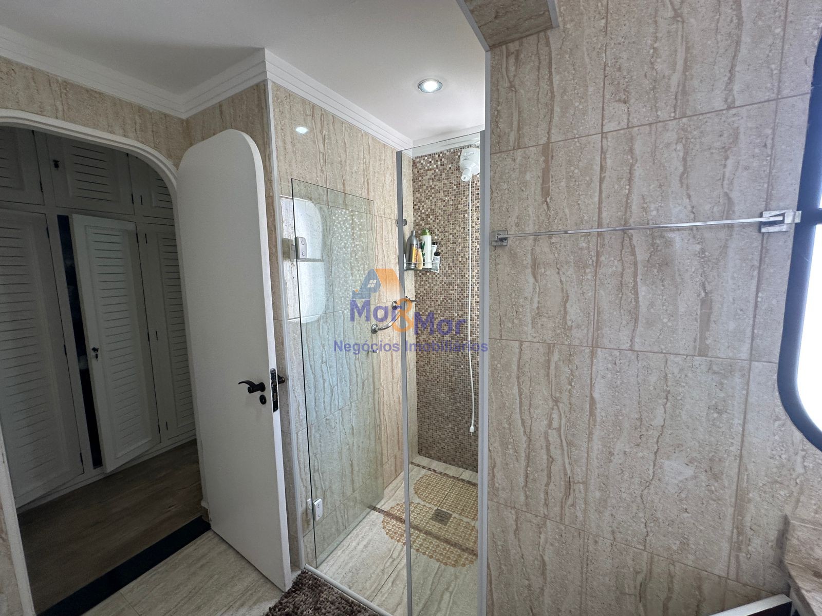 Apartamento na Praia das Pitangueiras, Guarujá - SP