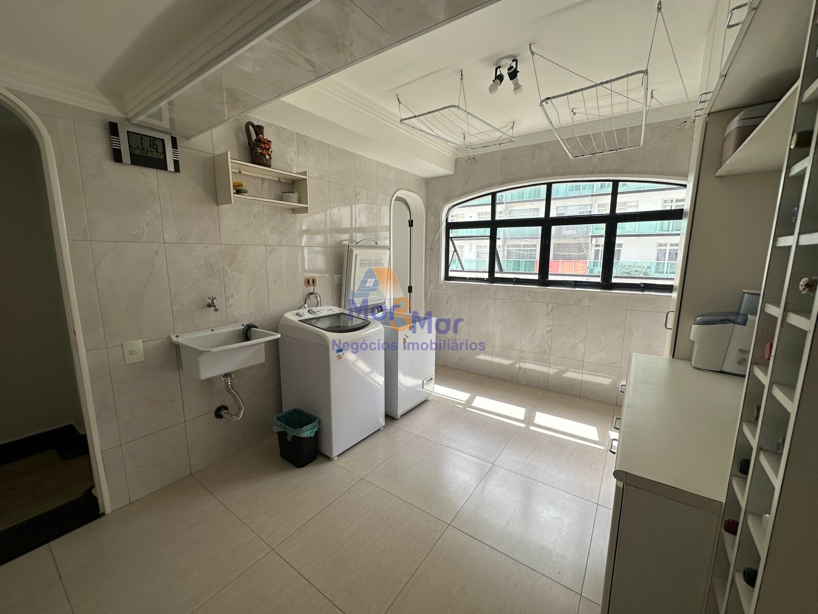 Apartamento na Praia das Pitangueiras, Guarujá - SP