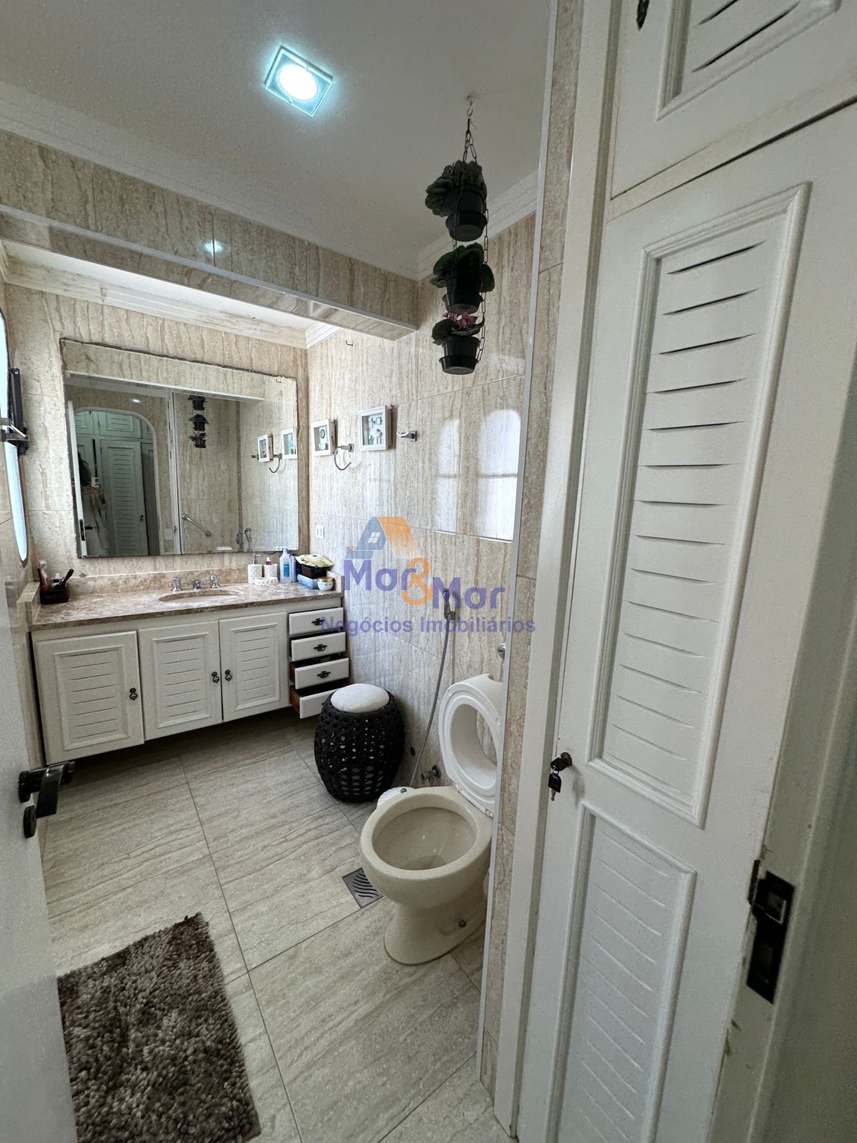 Apartamento na Praia das Pitangueiras, Guarujá - SP