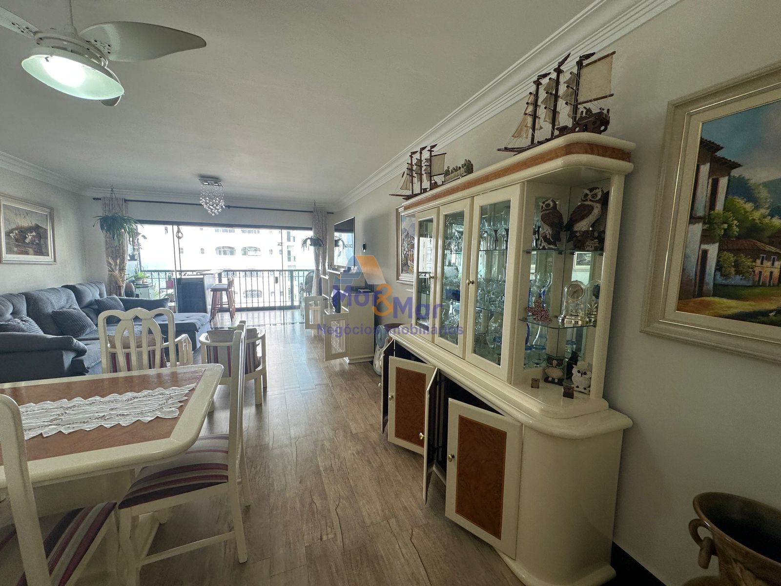 Apartamento na Praia das Pitangueiras, Guarujá - SP