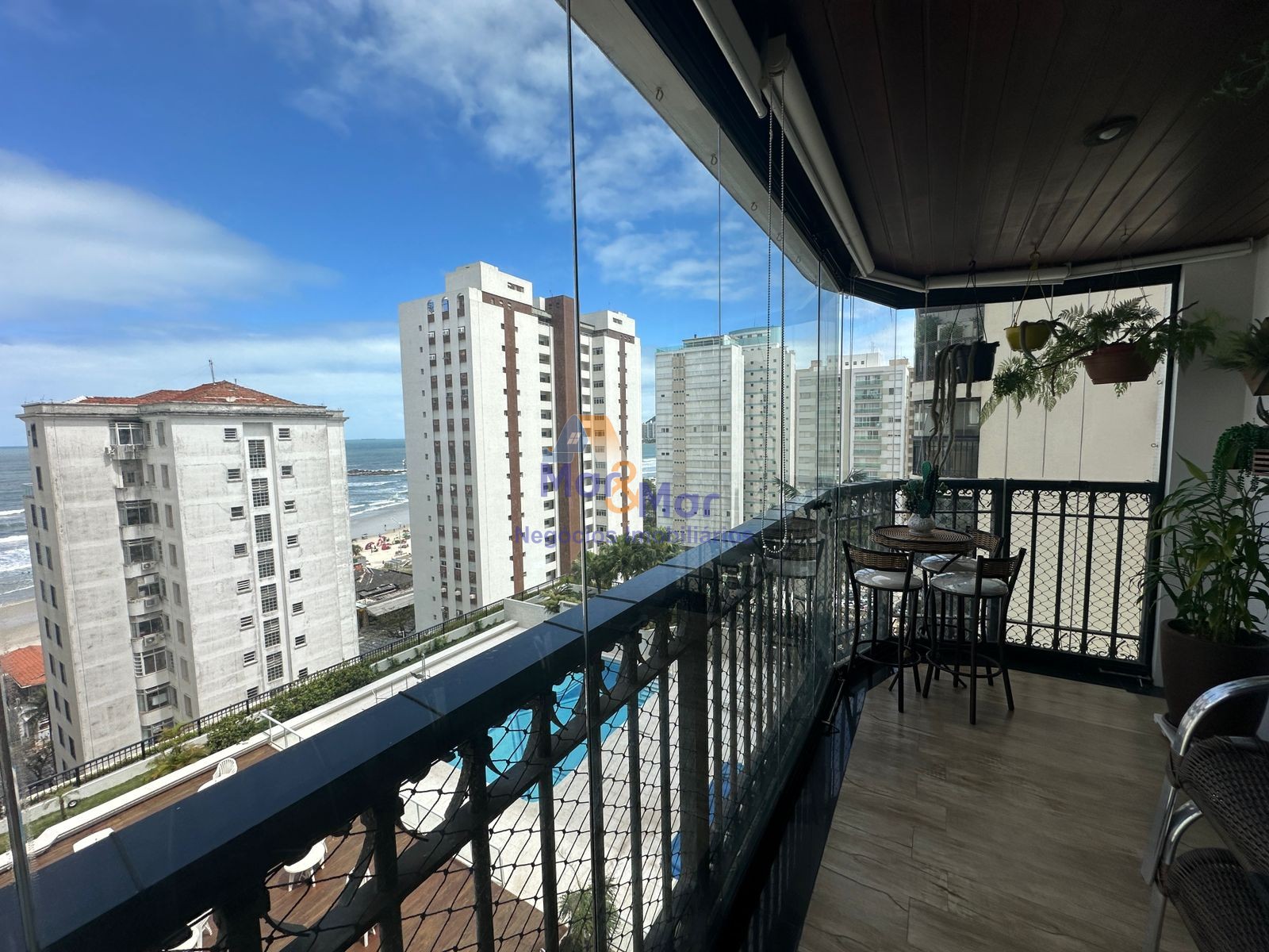 Apartamento na Praia das Pitangueiras, Guarujá - SP