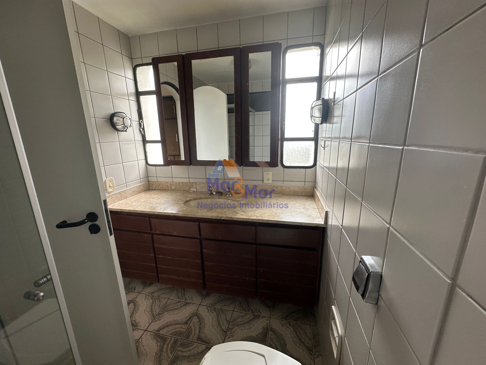 Apartamento na Praia das Pitangueiras, Guarujá - SP