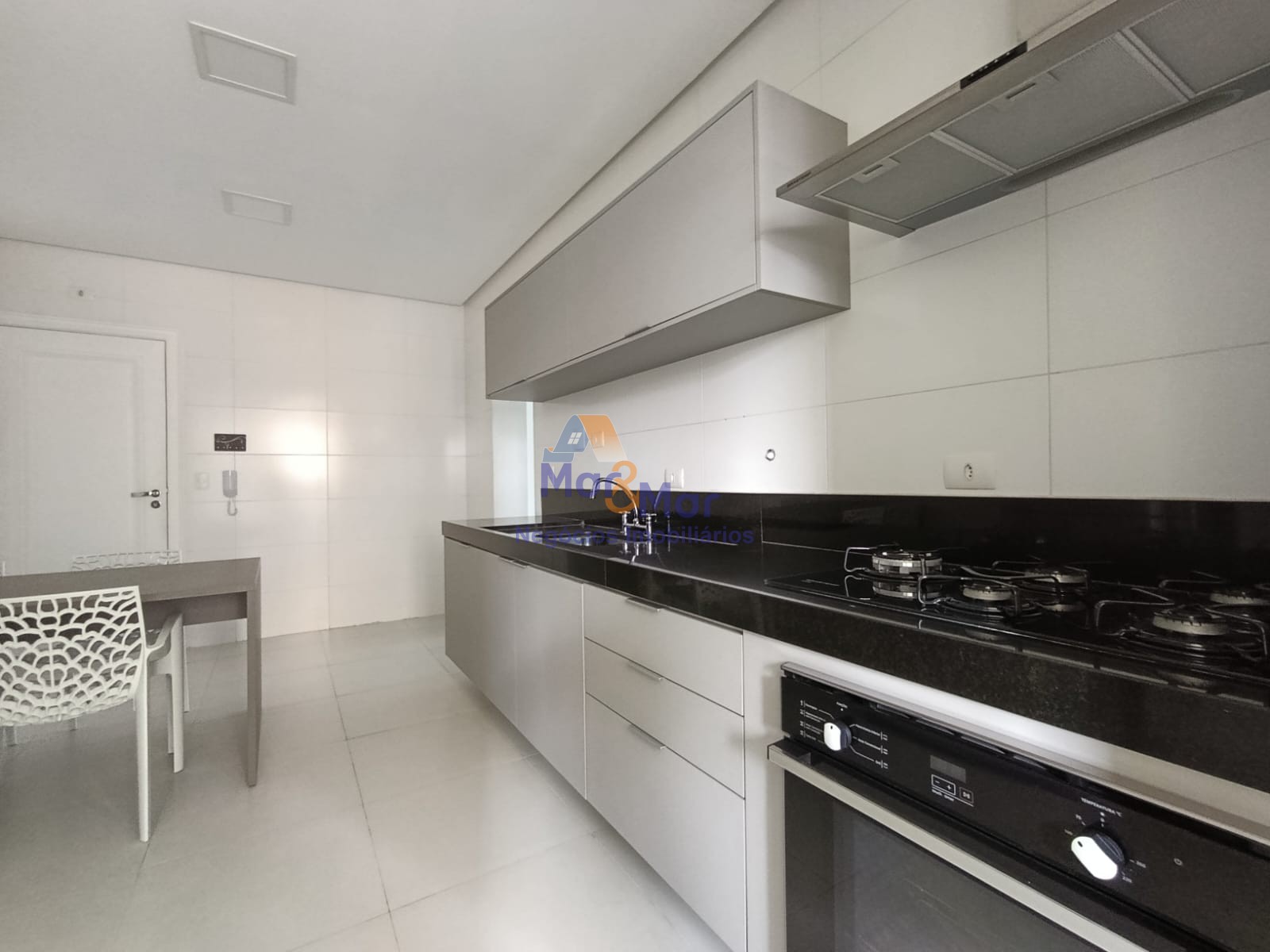 Apartamento na Praia da Enseada, Guarujá - SP