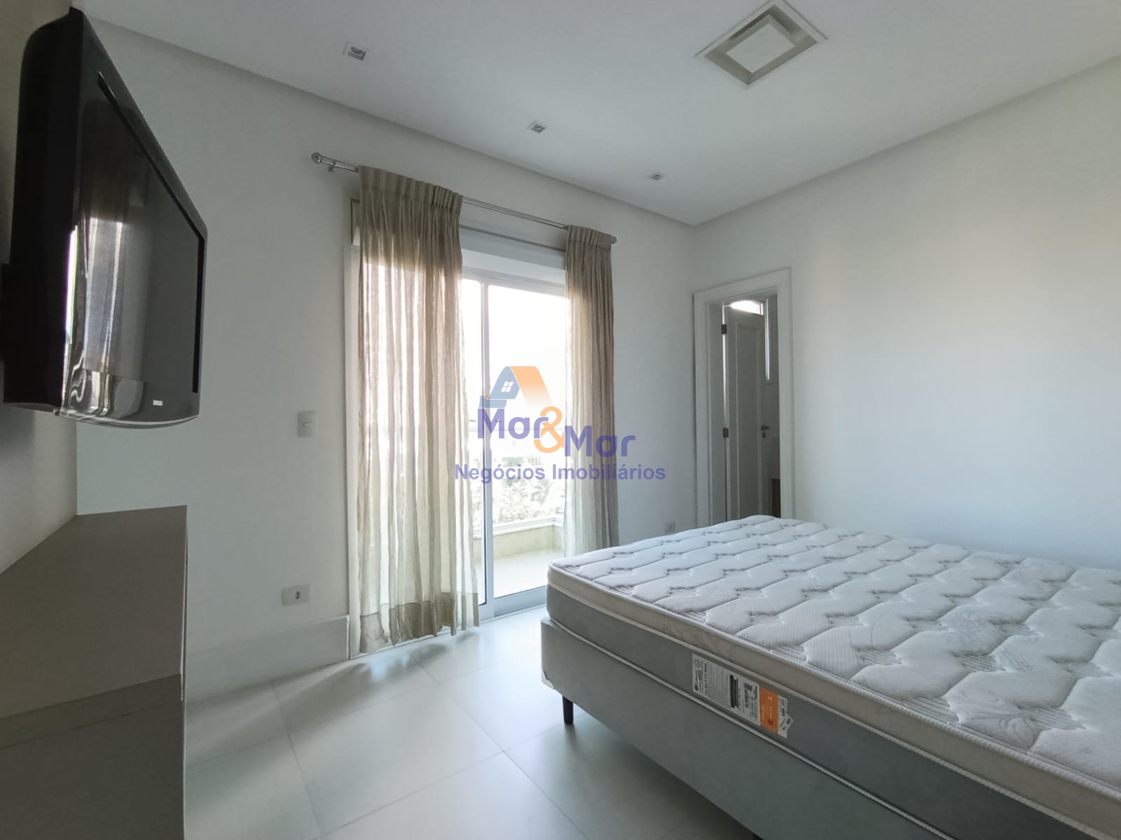 Apartamento na Praia da Enseada, Guarujá - SP