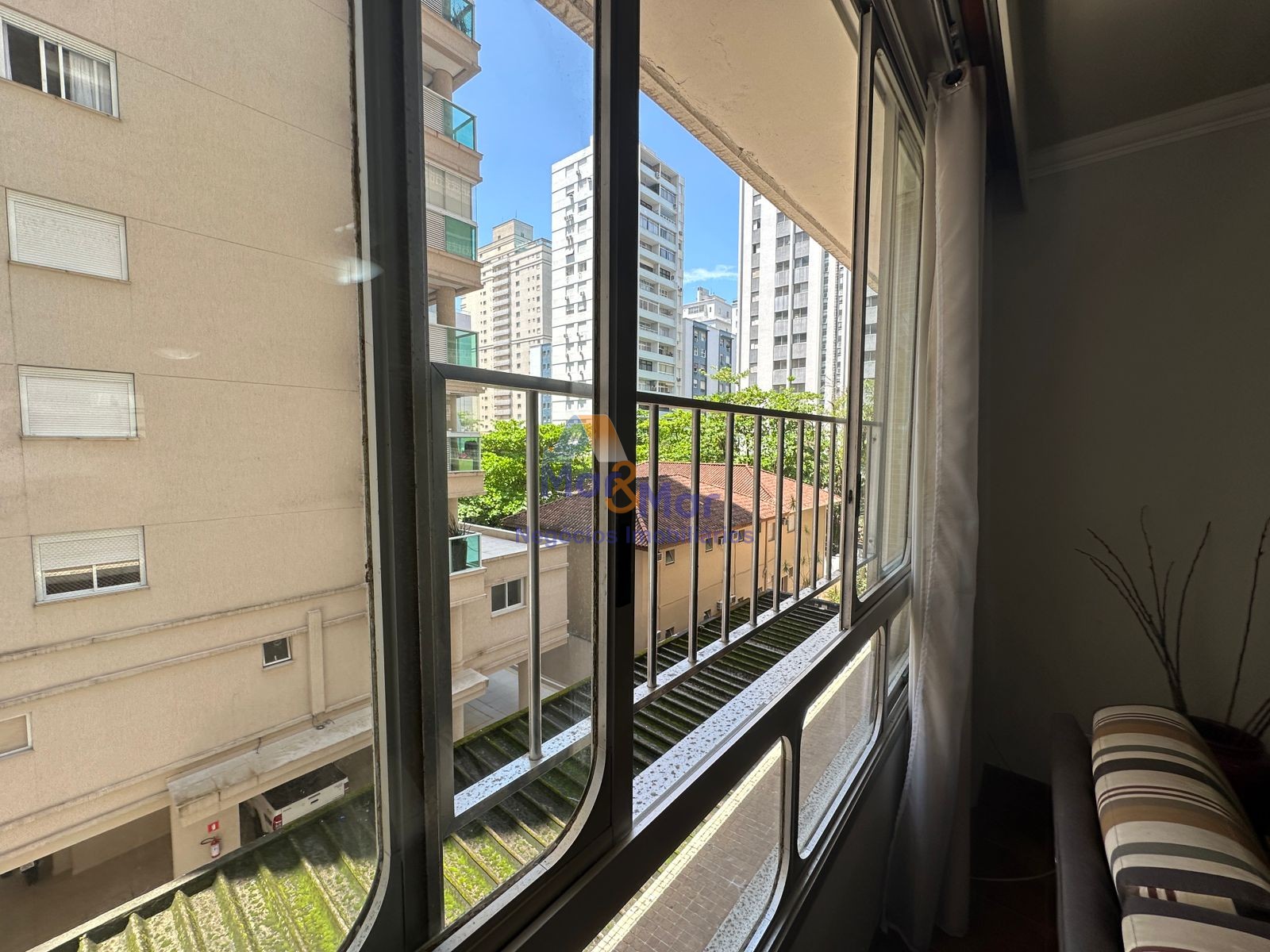 Apartamento na Praia das Pitangueiras, Guarujá - SP