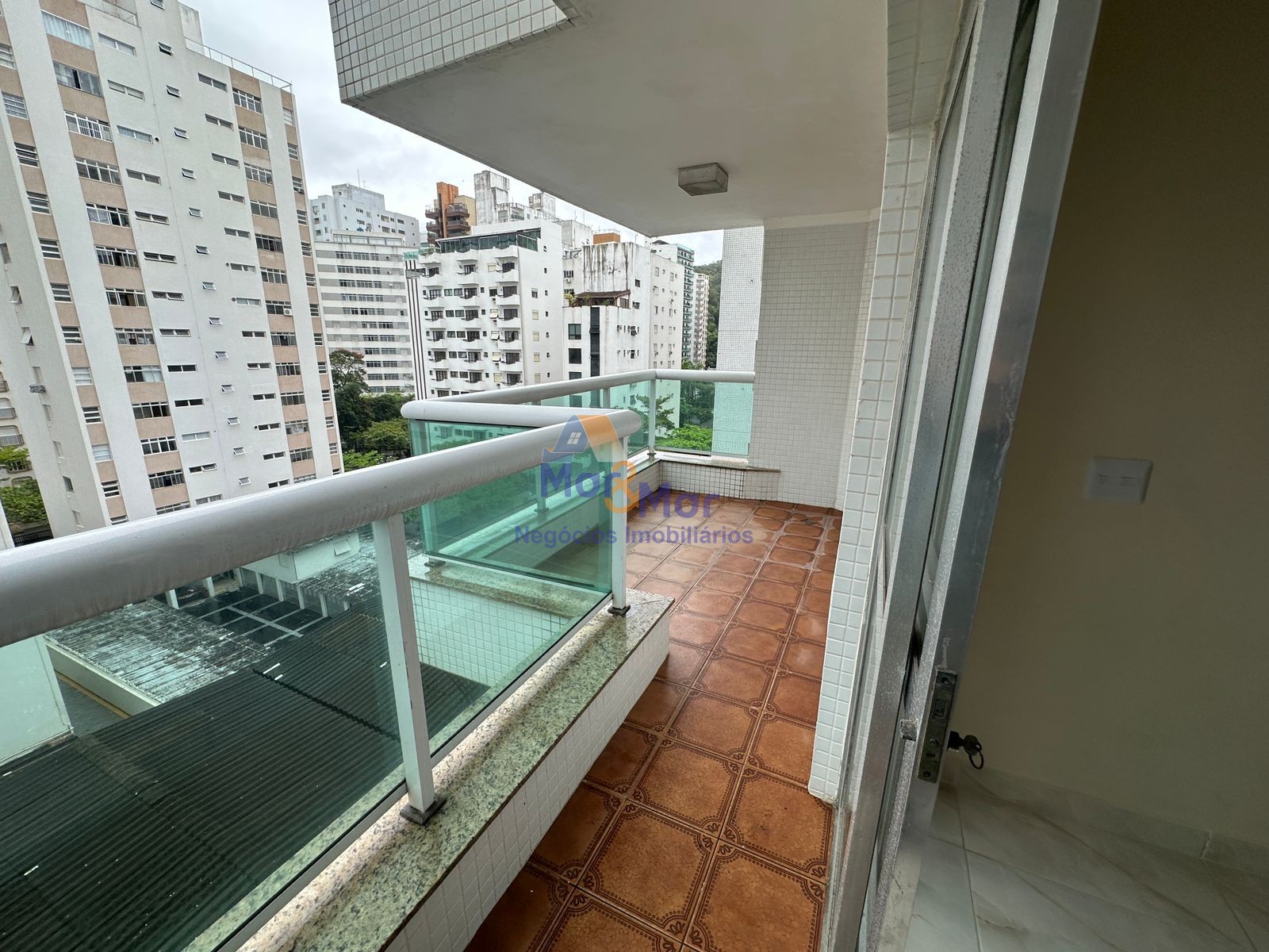 Apartamento na Praia das Pitangueiras, Guarujá - SP