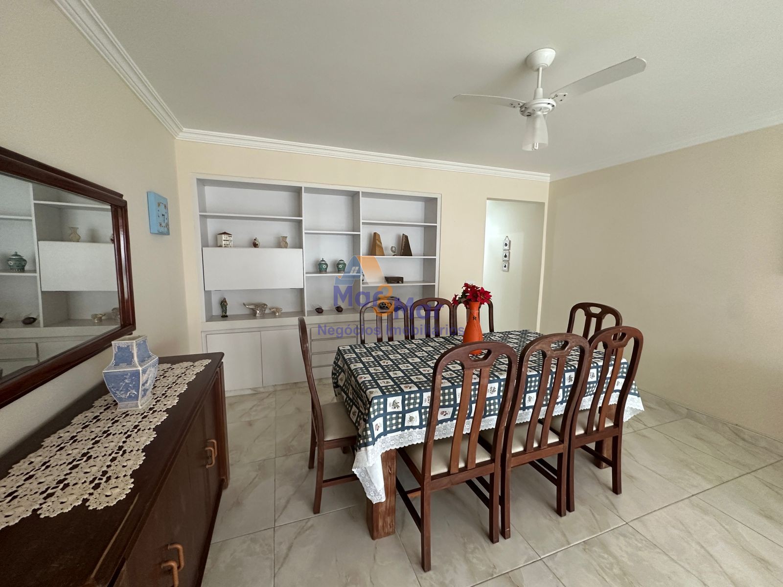 Apartamento na Praia das Pitangueiras, Guarujá - SP