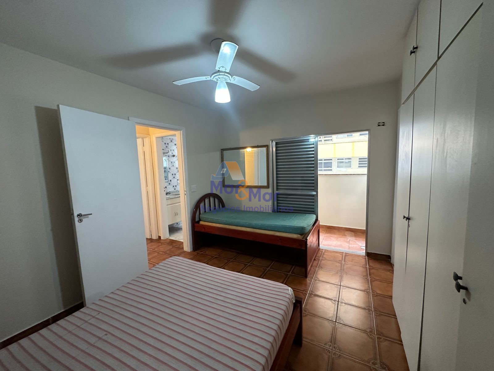 Apartamento na Praia das Pitangueiras, Guarujá - SP