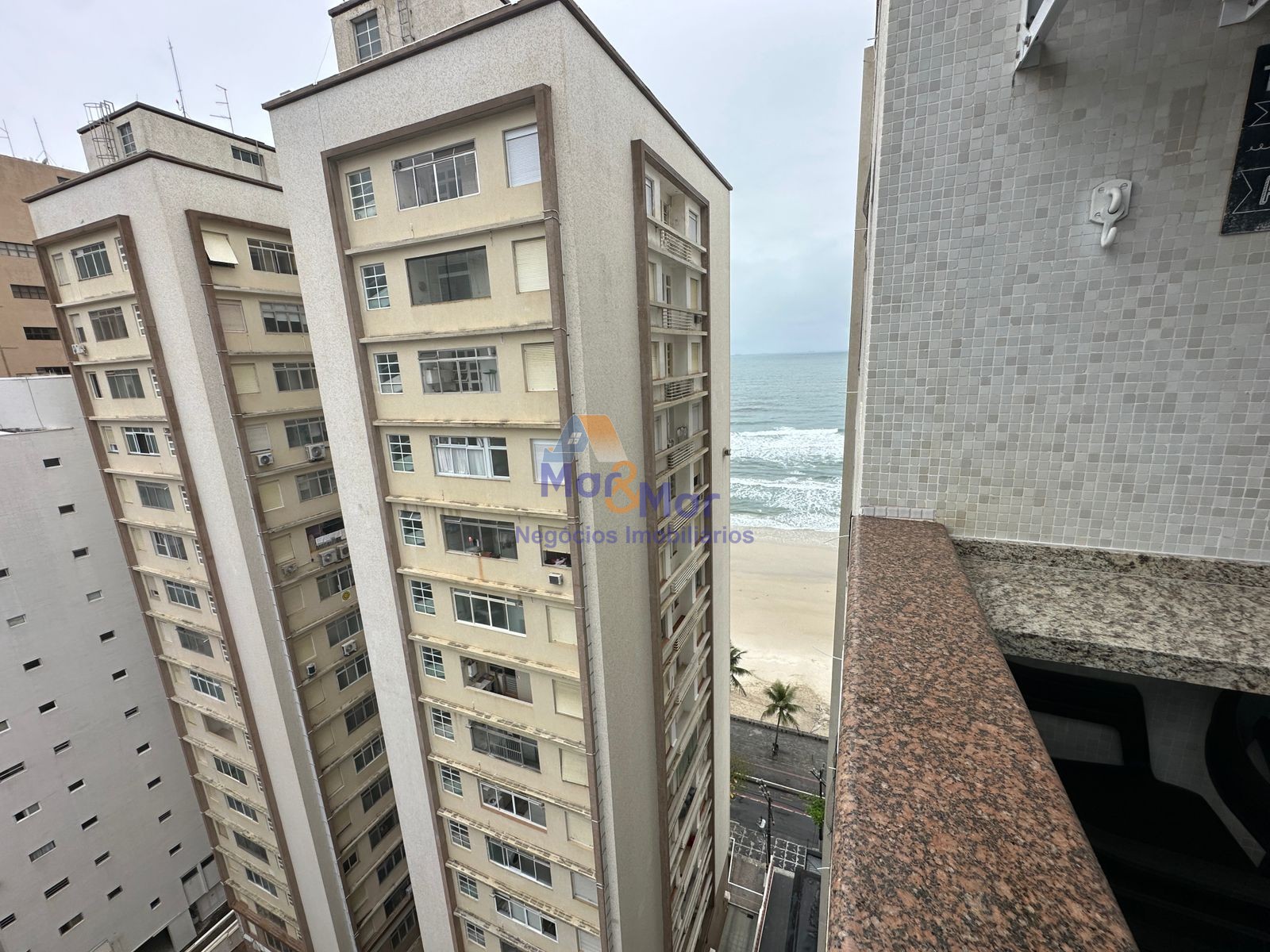 Apartamento na Praia das Pitangueiras, Guarujá - SP