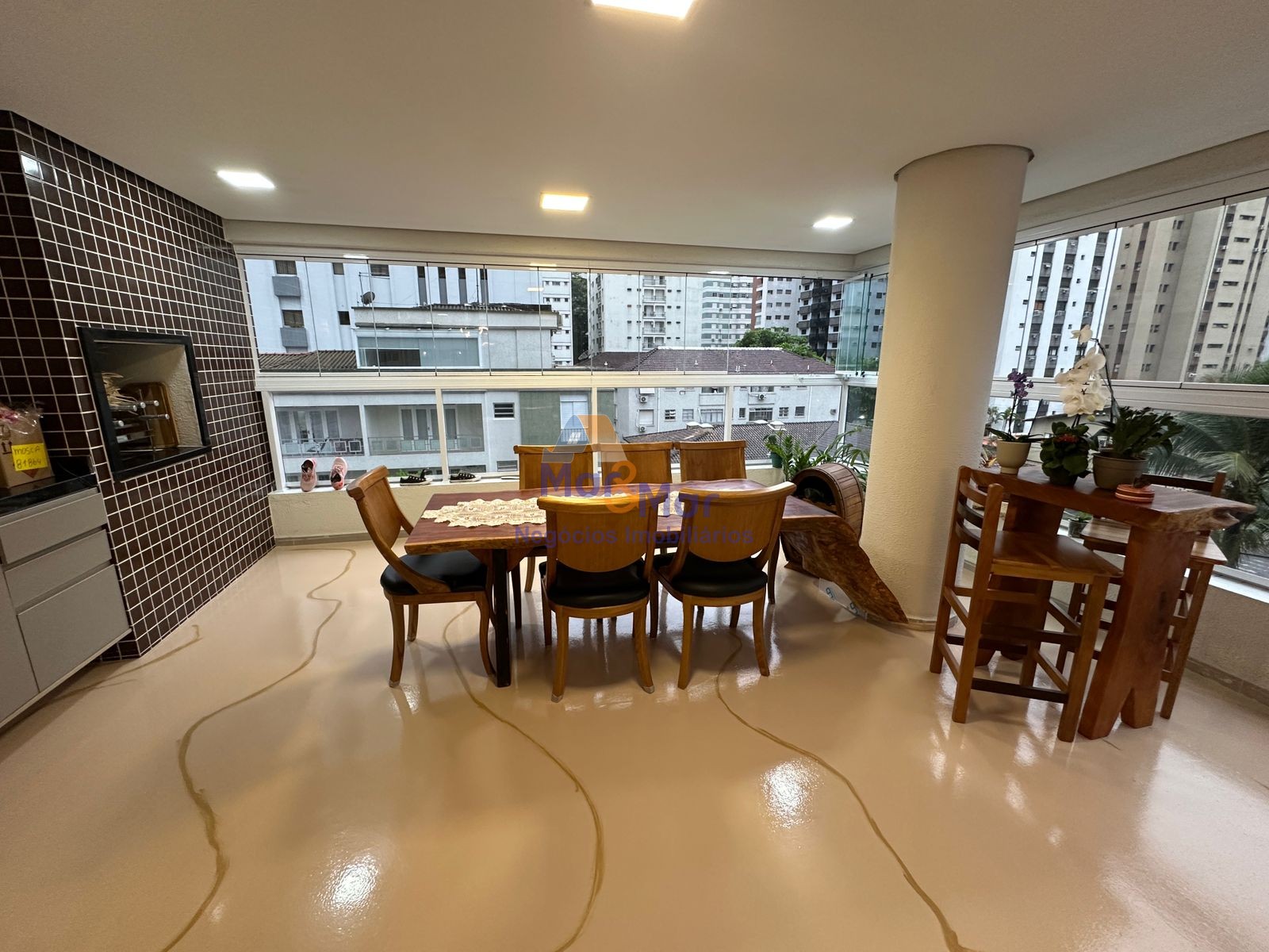 Apartamento na Praia das Pitangueiras, Guarujá - SP
