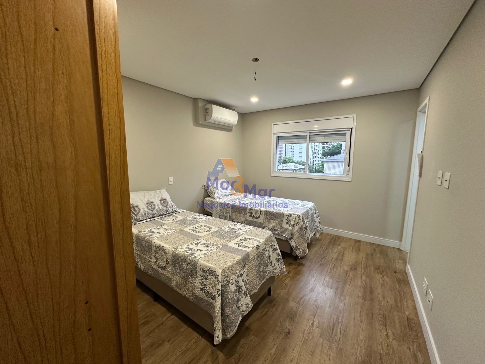 Apartamento na Praia das Pitangueiras, Guarujá - SP