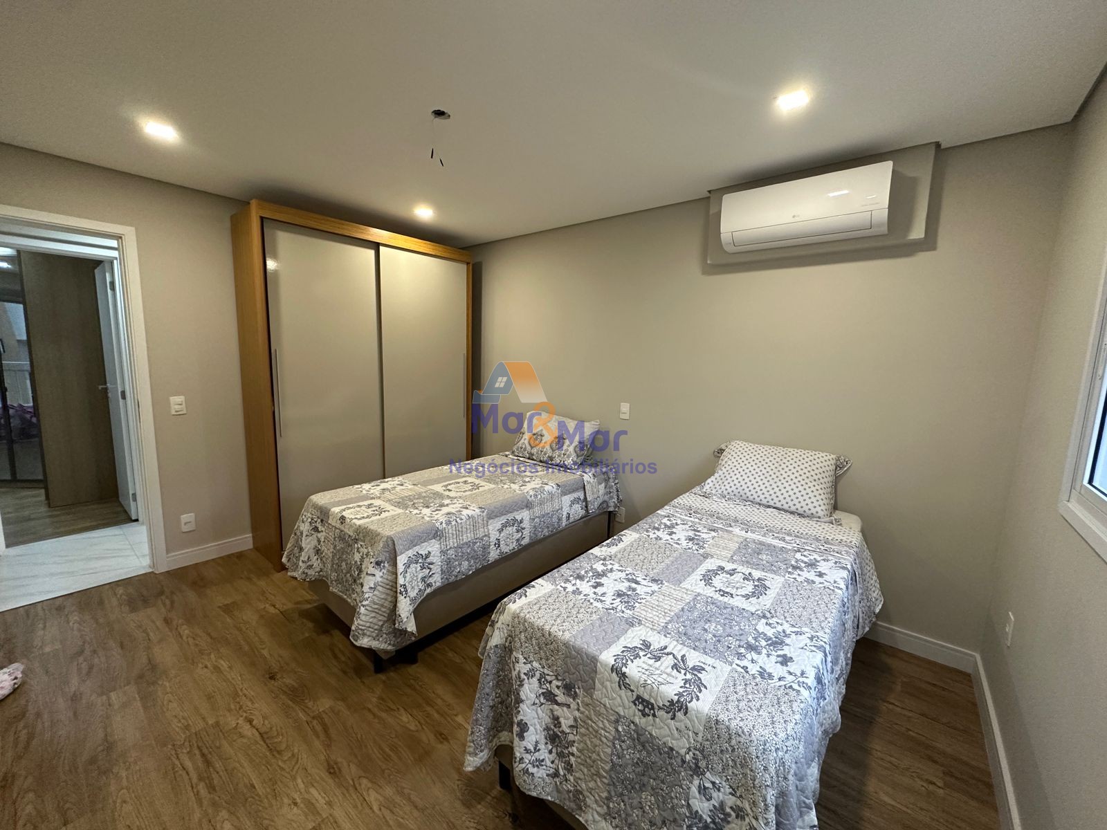 Apartamento na Praia das Pitangueiras, Guarujá - SP