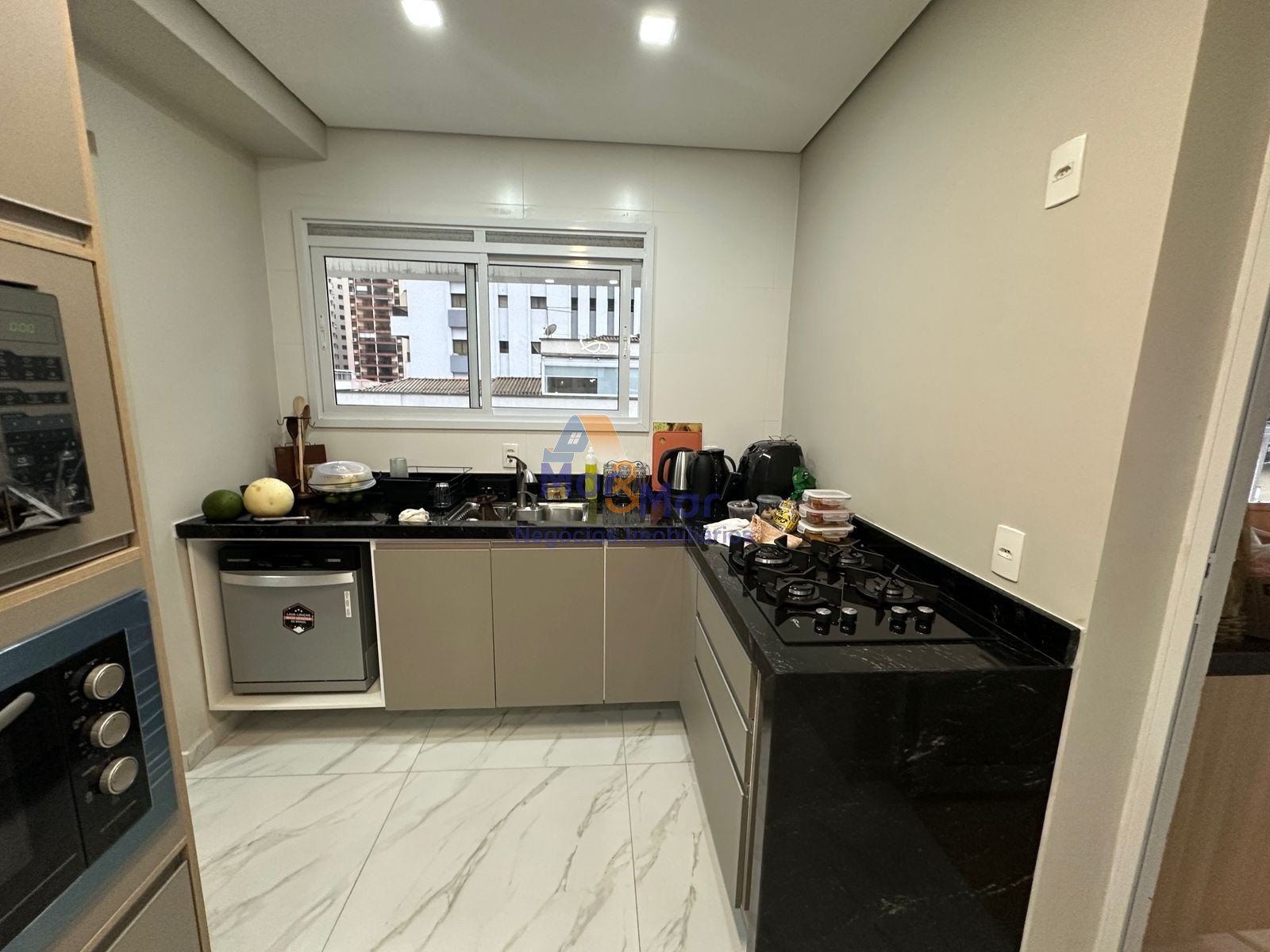 Apartamento na Praia das Pitangueiras, Guarujá - SP