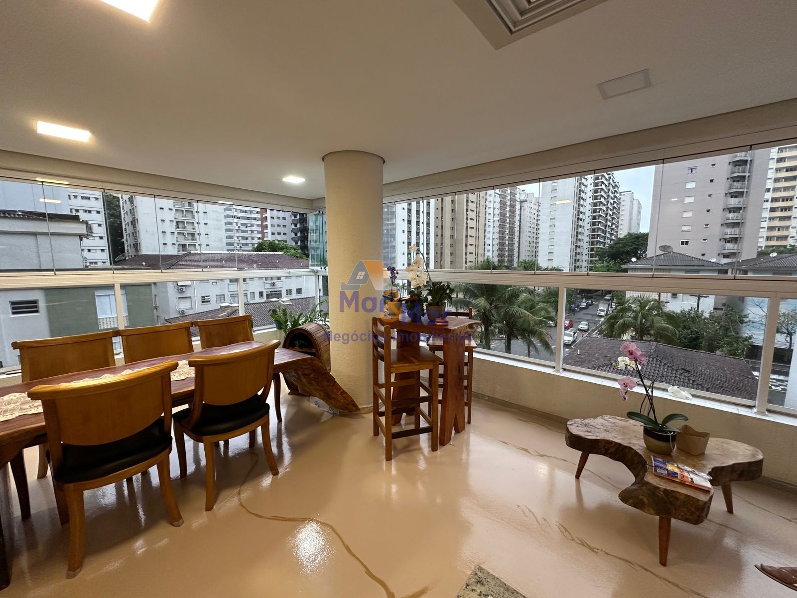Apartamento na Praia das Pitangueiras, Guarujá - SP