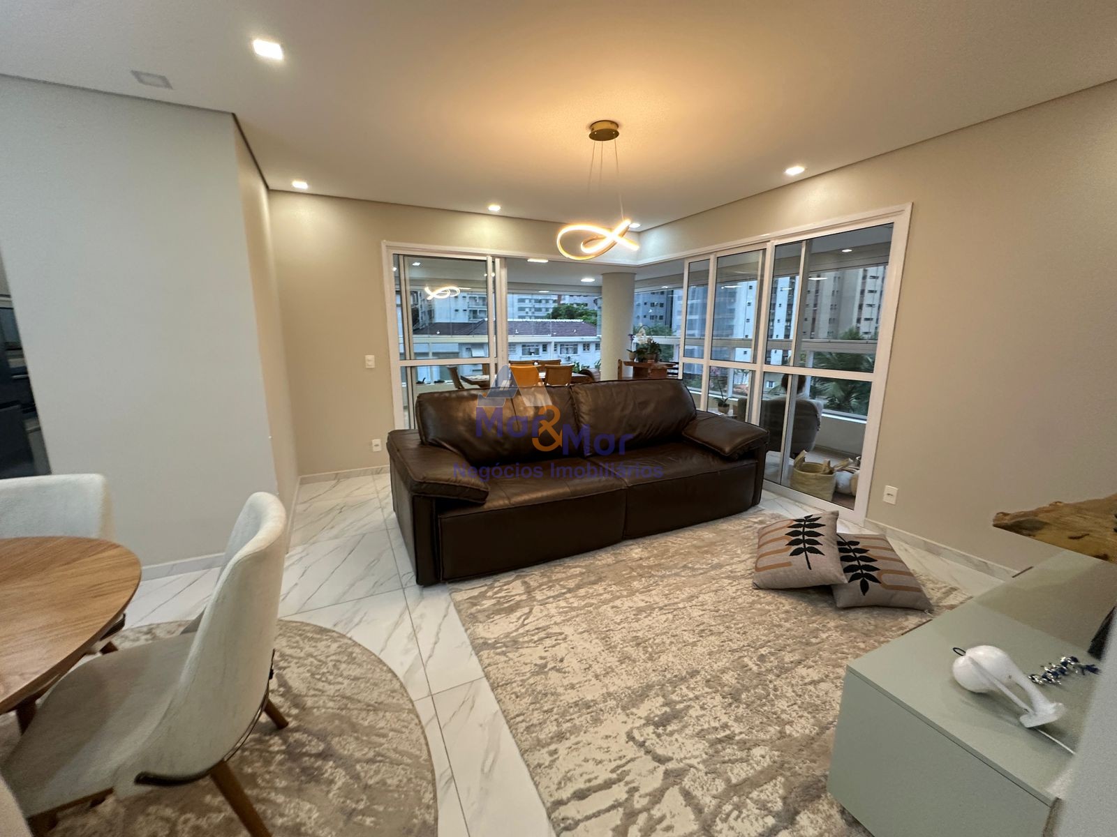 Apartamento na Praia das Pitangueiras, Guarujá - SP