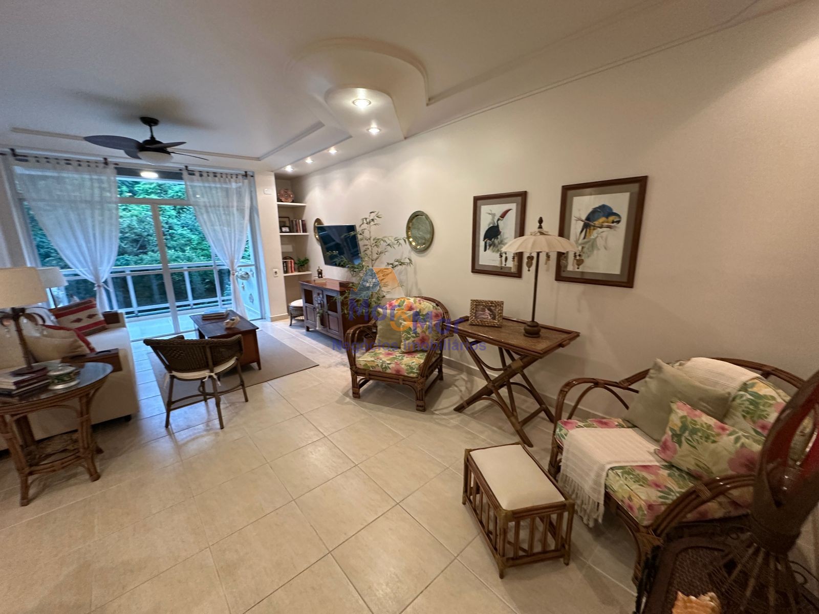 Apartamento na Praia das Pitangueiras, Guarujá - SP
