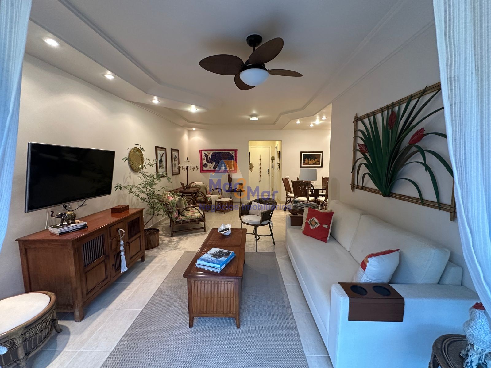 Apartamento na Praia das Pitangueiras, Guarujá - SP
