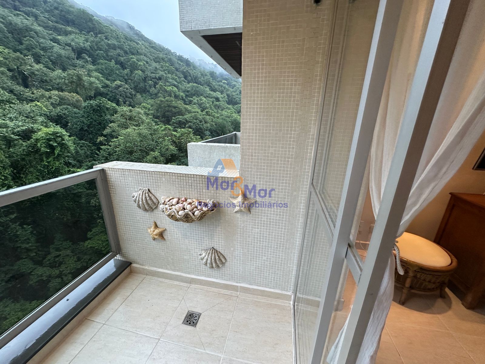 Apartamento na Praia das Pitangueiras, Guarujá - SP