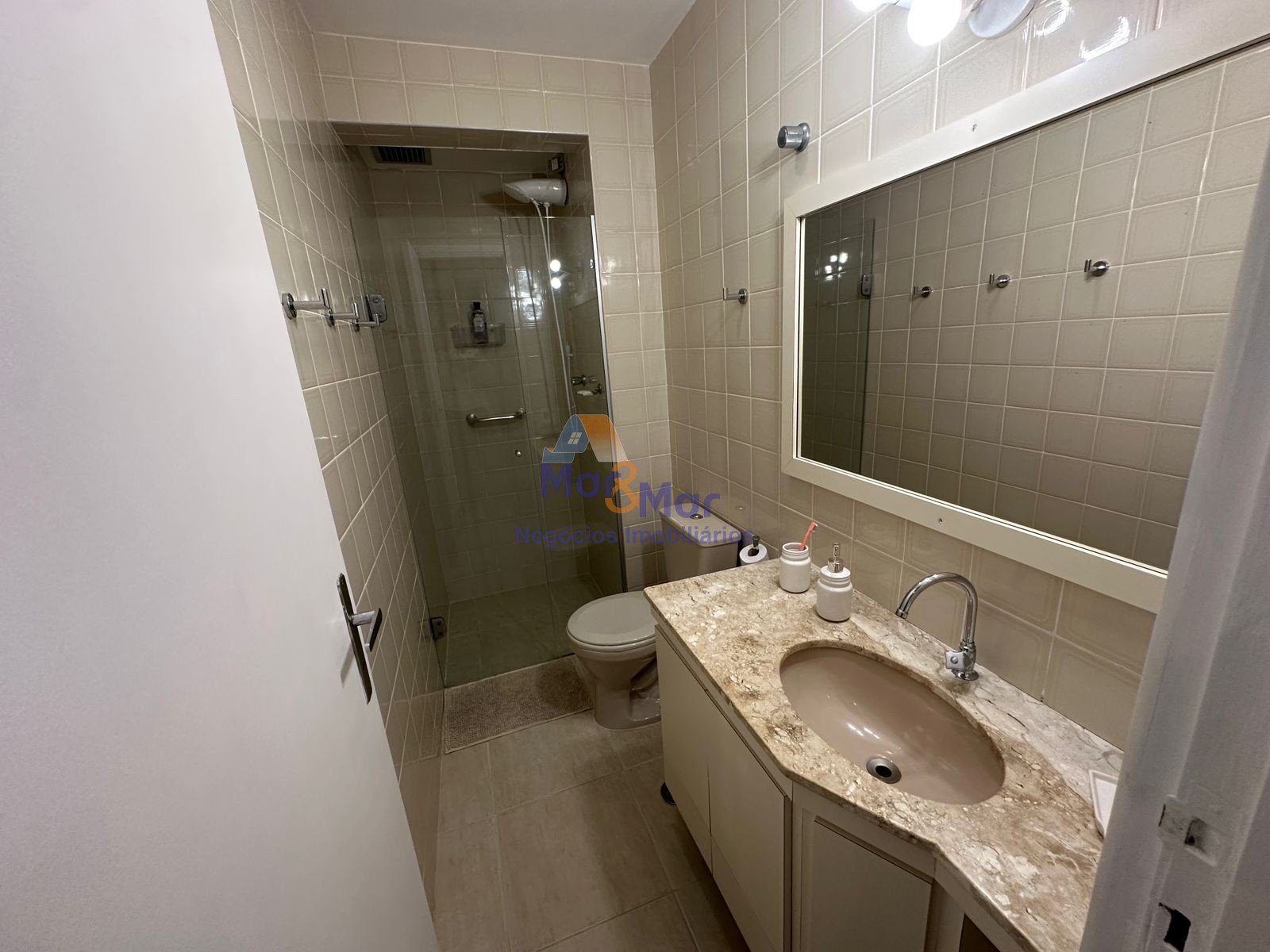 Apartamento na Praia das Pitangueiras, Guarujá - SP