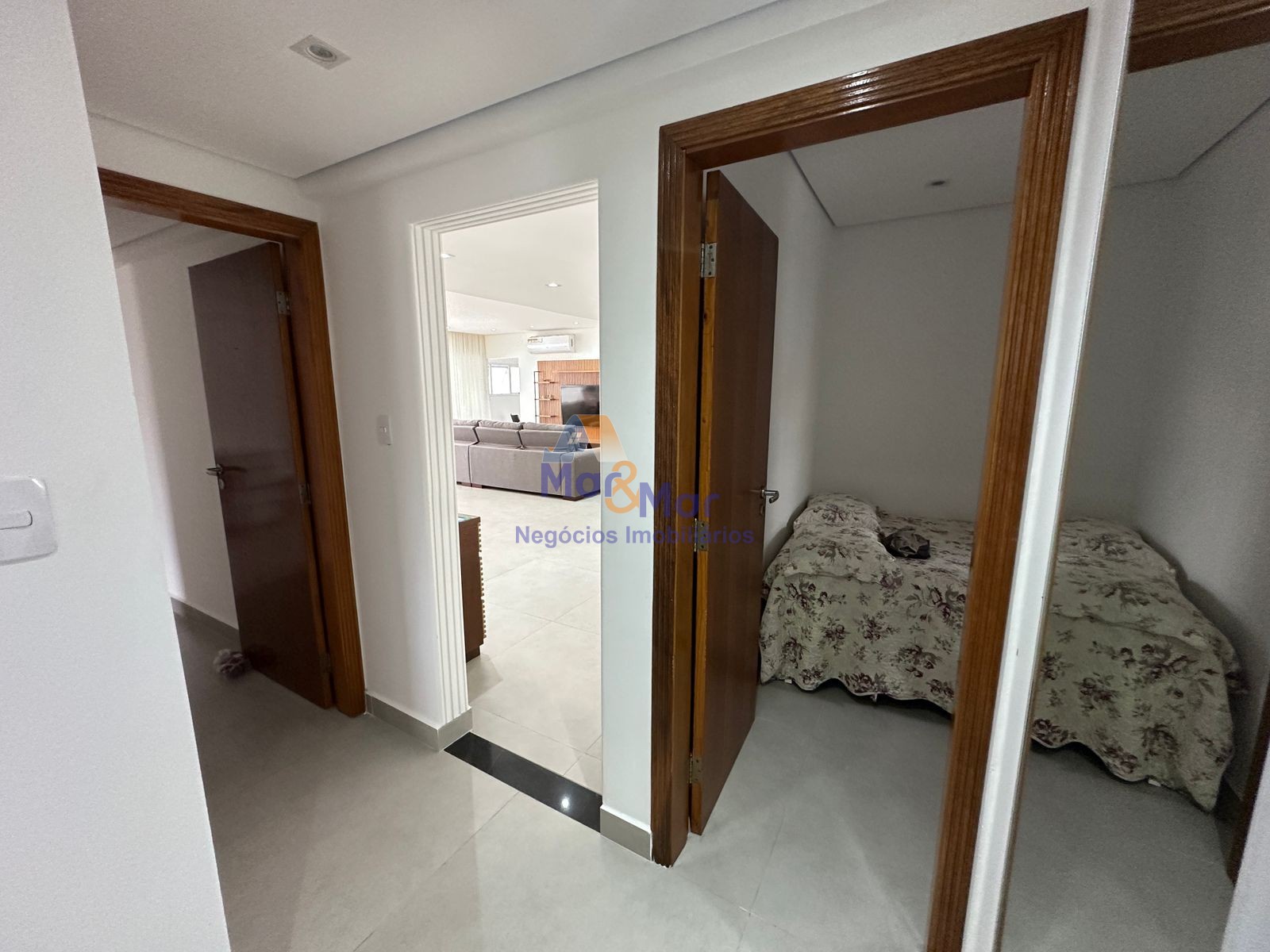 Apartamento na Praia das Pitangueiras, Guarujá - SP