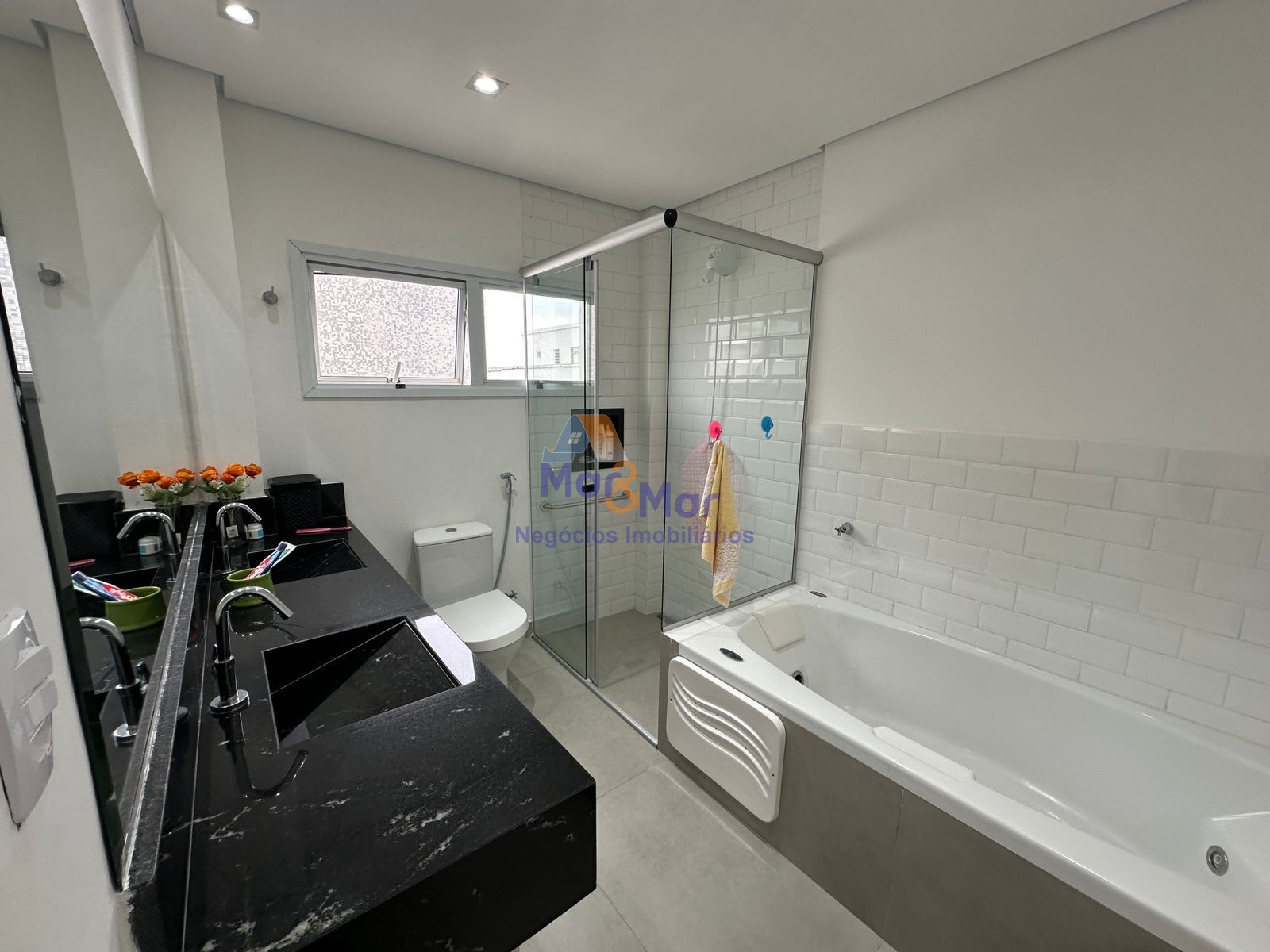 Apartamento na Praia das Pitangueiras, Guarujá - SP
