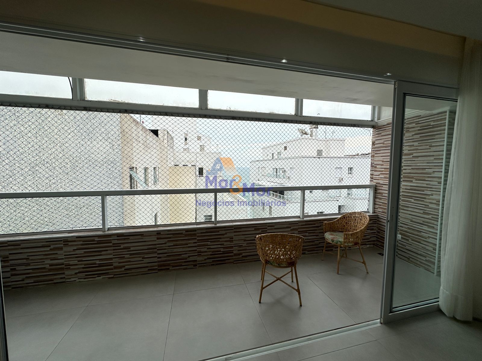 Apartamento na Praia das Pitangueiras, Guarujá - SP