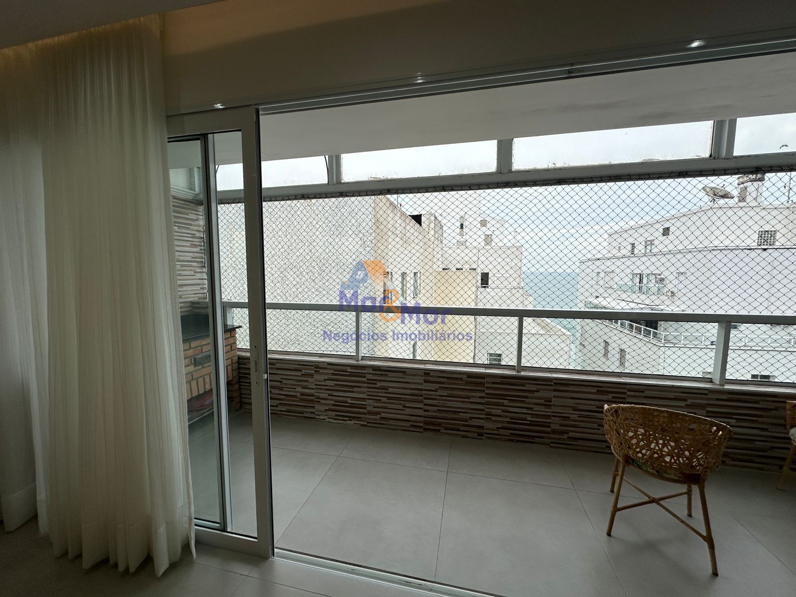 Apartamento na Praia das Pitangueiras, Guarujá - SP
