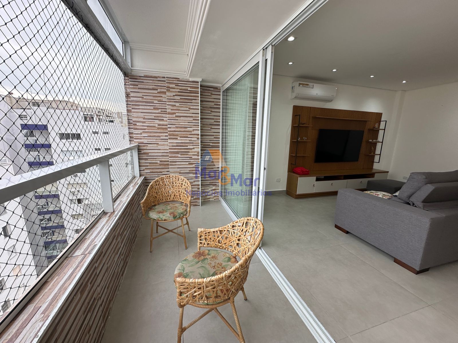 Apartamento na Praia das Pitangueiras, Guarujá - SP