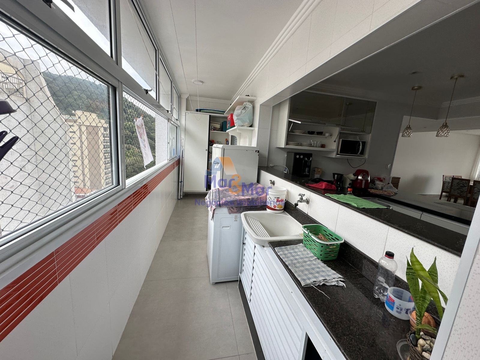 Apartamento na Praia das Pitangueiras, Guarujá - SP