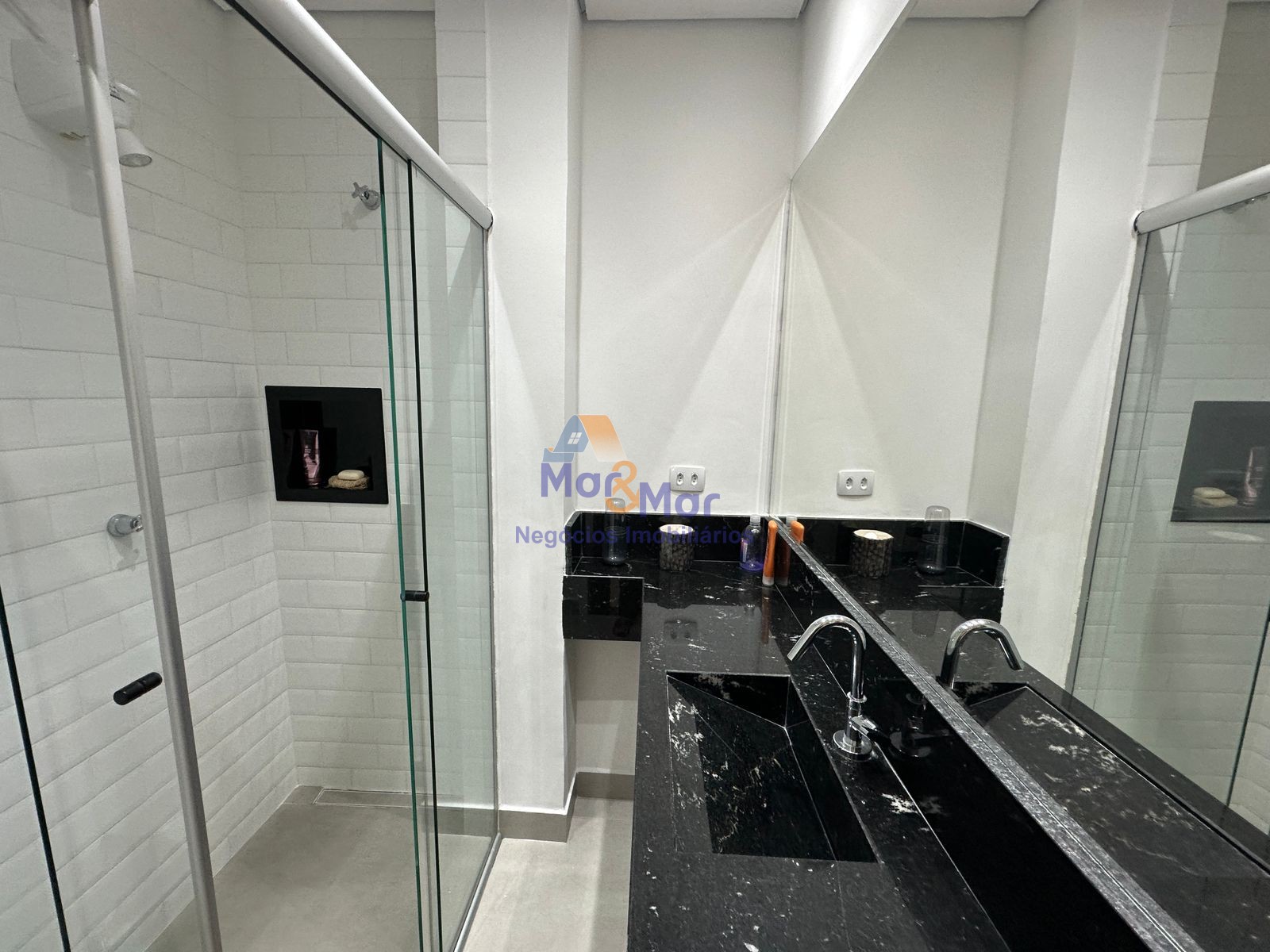 Apartamento na Praia das Pitangueiras, Guarujá - SP