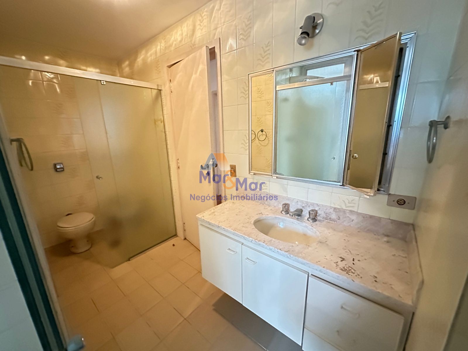 Apartamento na Praia das Pitangueiras, Guarujá - SP