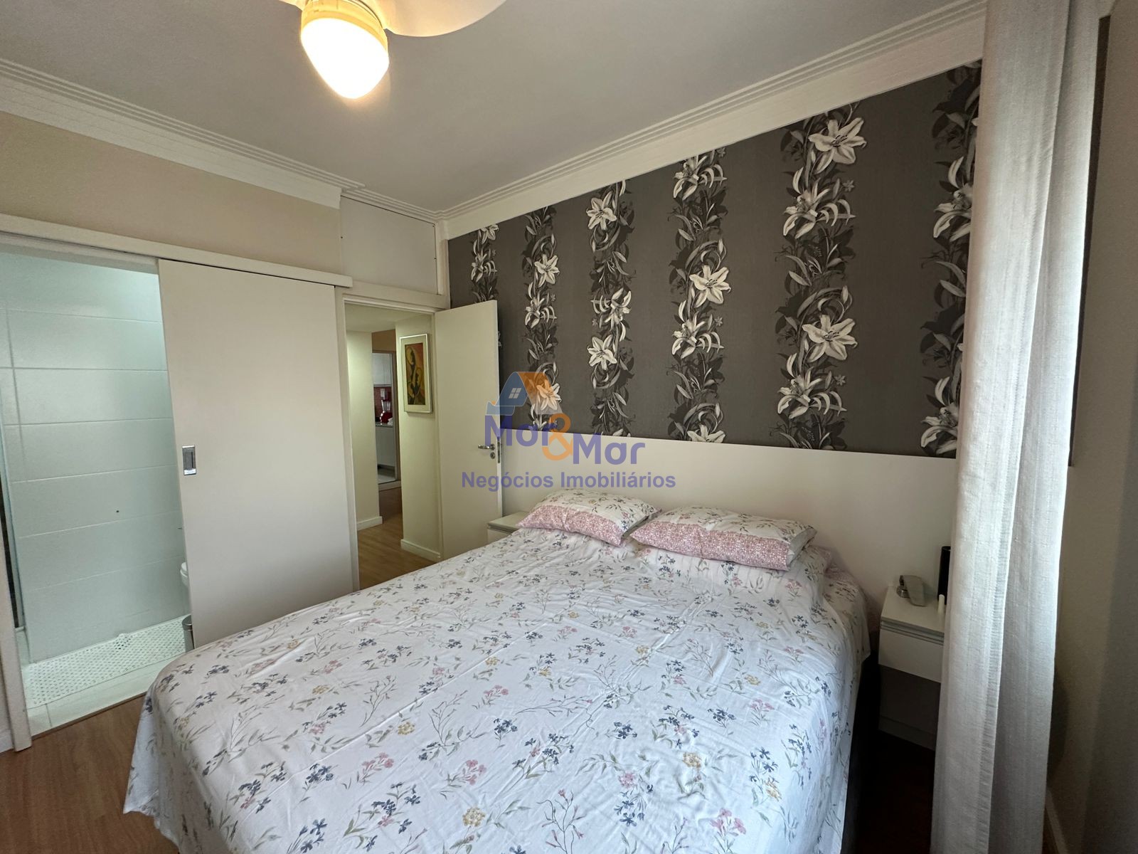 Apartamento na Praia das Pitangueiras, Guarujá - SP