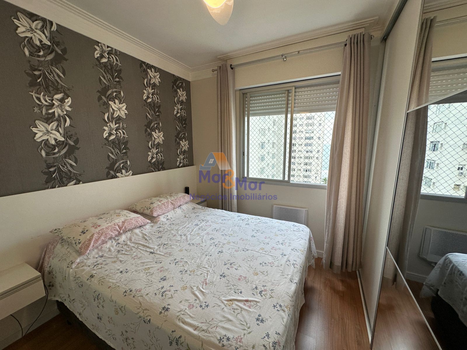 Apartamento na Praia das Pitangueiras, Guarujá - SP
