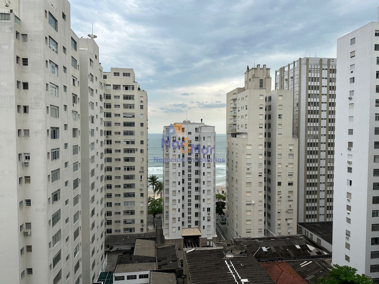 Apartamento na Praia das Pitangueiras, Guarujá - SP