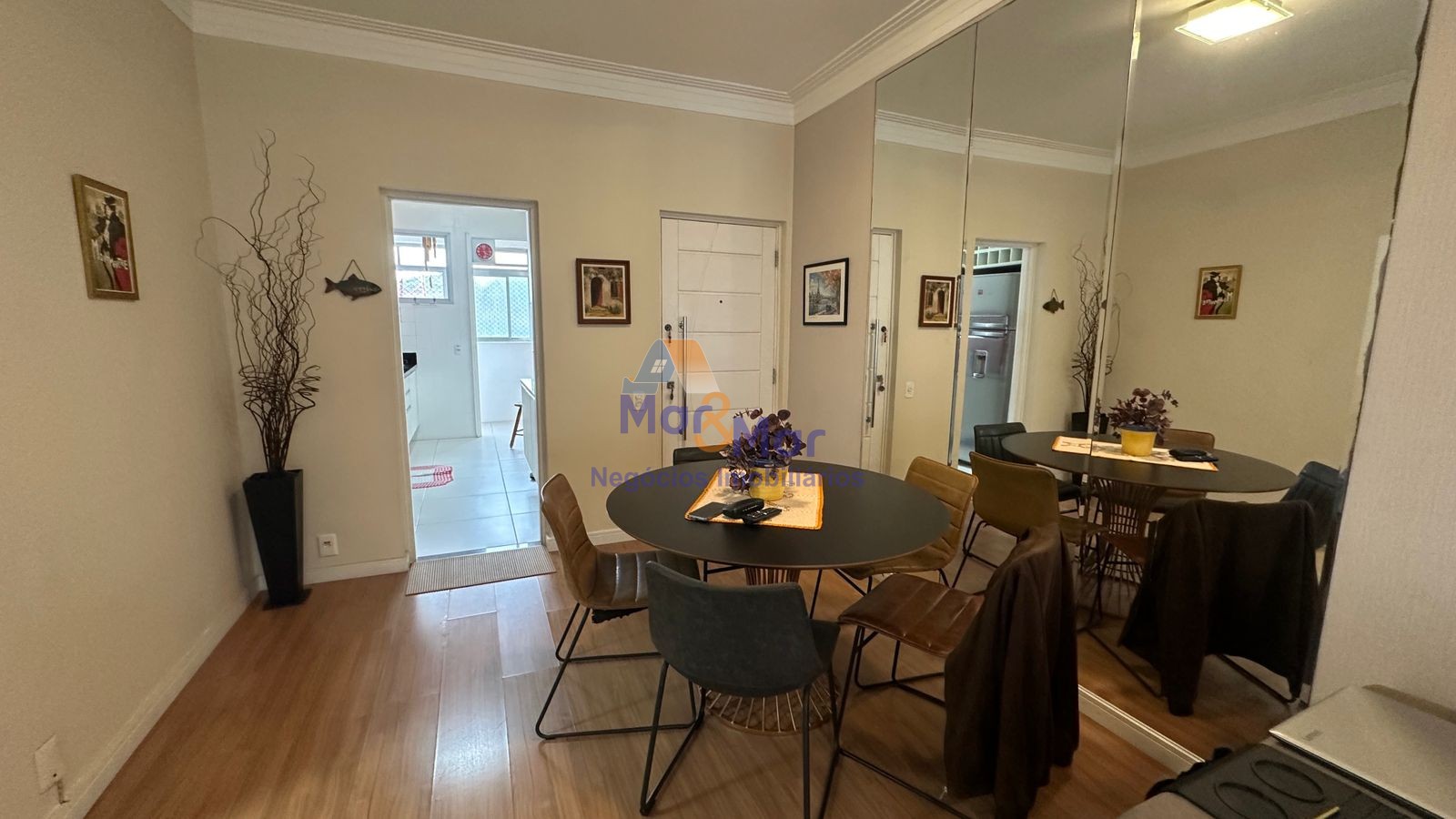 Apartamento na Praia das Pitangueiras, Guarujá - SP