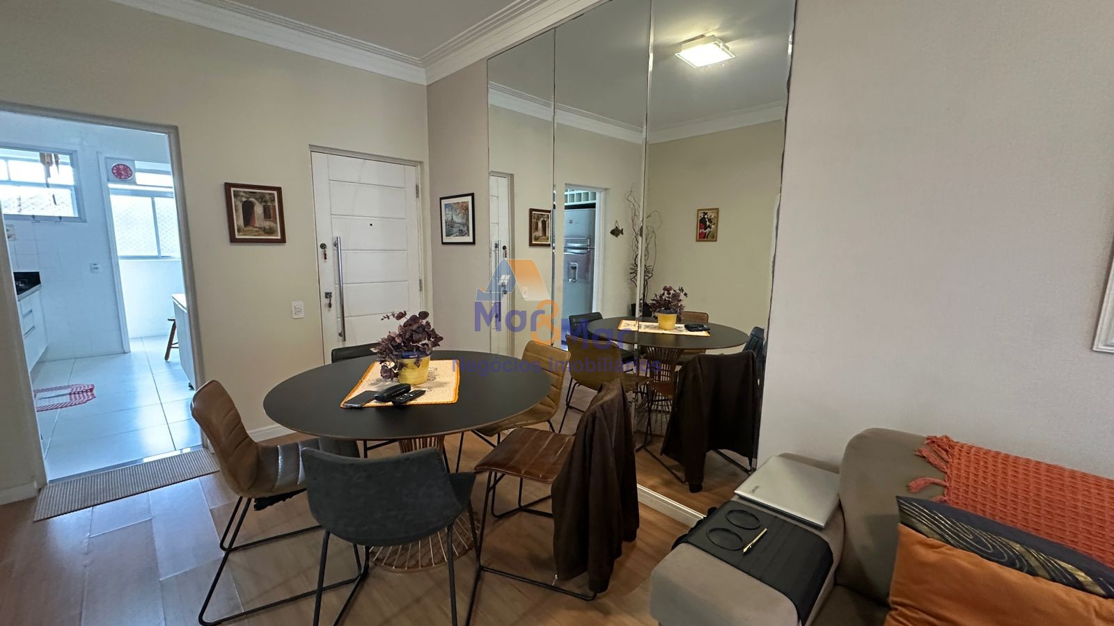 Apartamento na Praia das Pitangueiras, Guarujá - SP