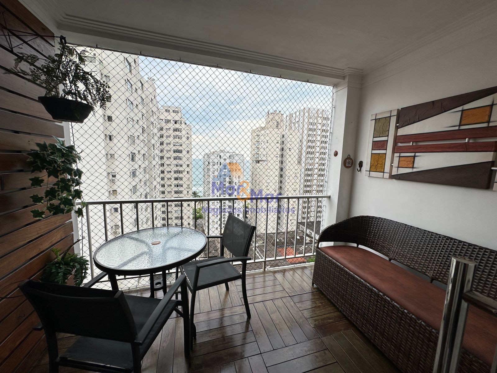 Apartamento na Praia das Pitangueiras, Guarujá - SP