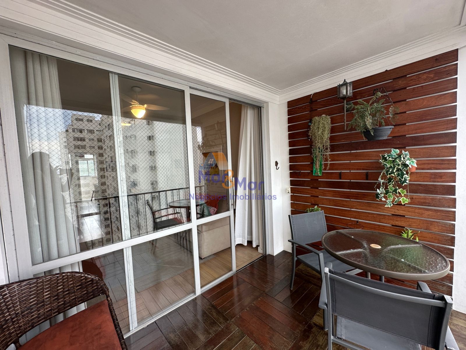 Apartamento na Praia das Pitangueiras, Guarujá - SP