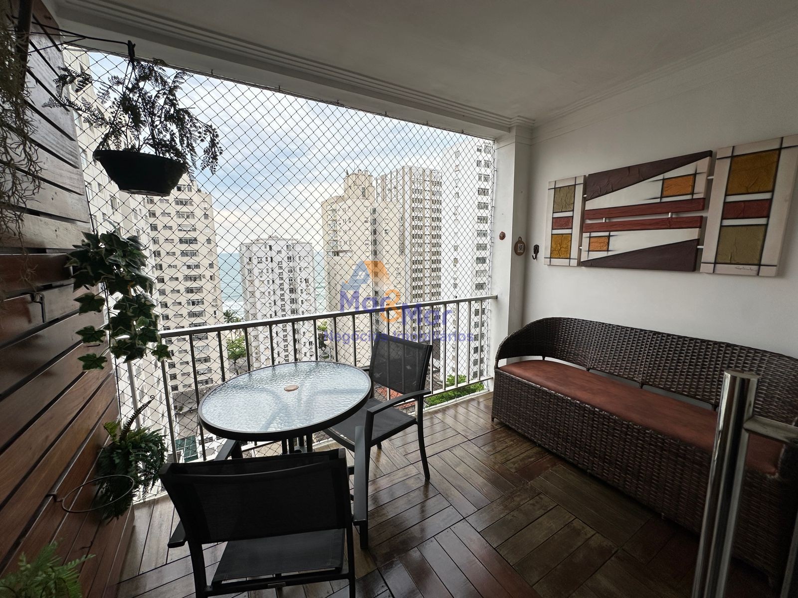 Apartamento na Praia das Pitangueiras, Guarujá - SP