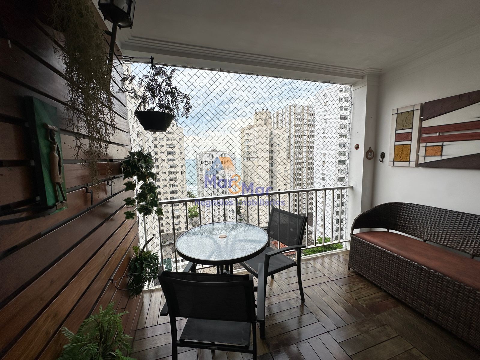 Apartamento na Praia das Pitangueiras, Guarujá - SP