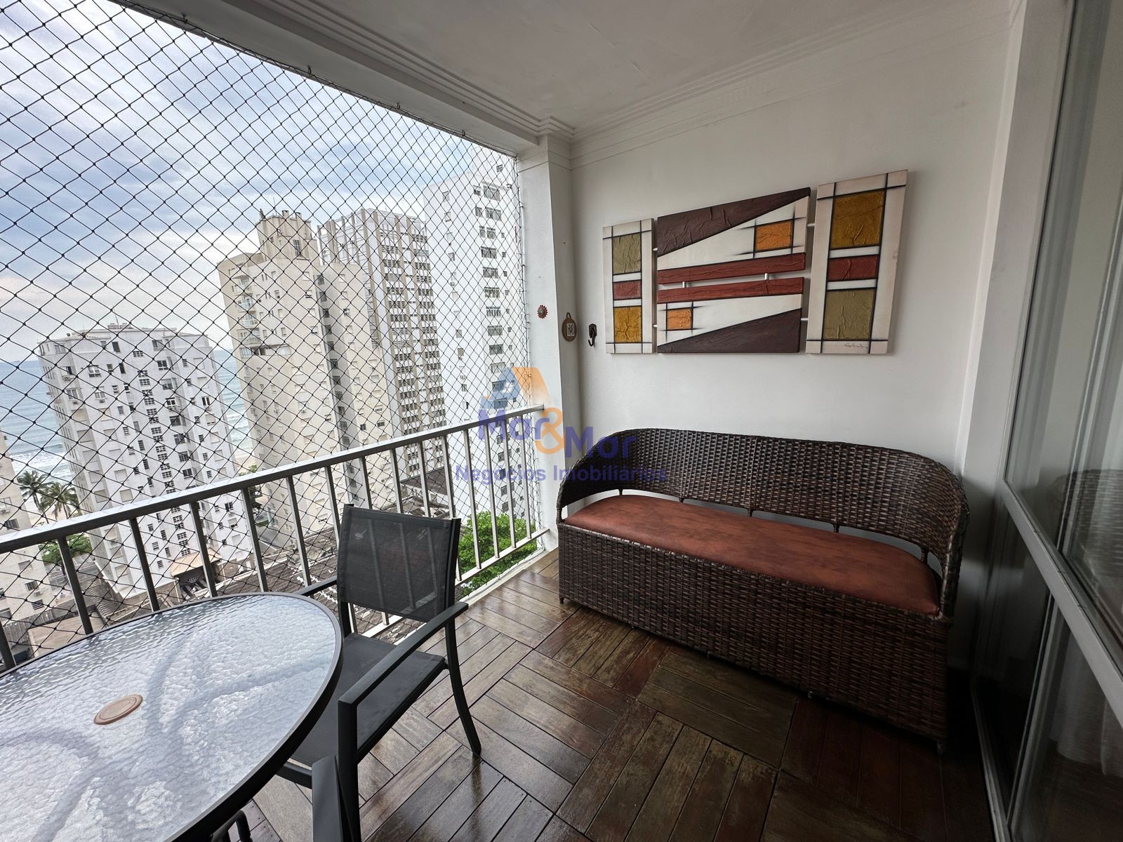 Apartamento na Praia das Pitangueiras, Guarujá - SP