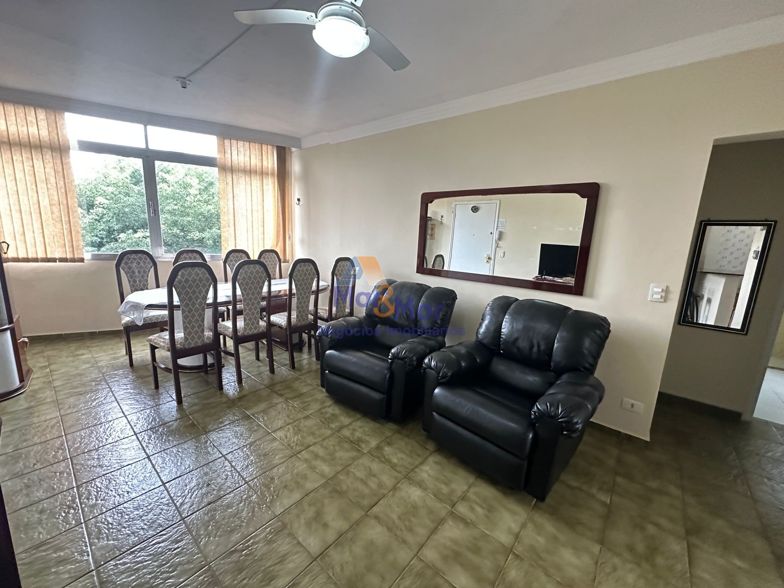 Apartamento na Praia das Pitangueiras, Guarujá - SP