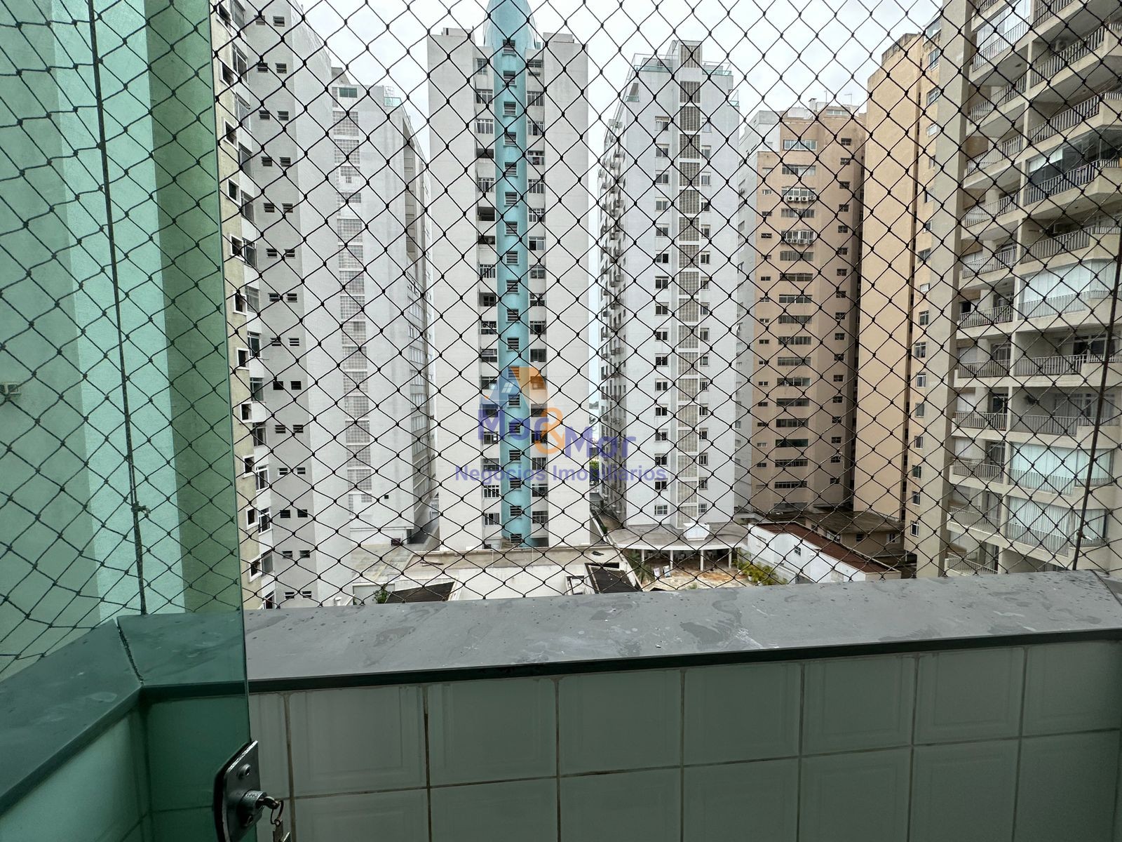 Apartamento na Praia das Pitangueiras, Guarujá - SP
