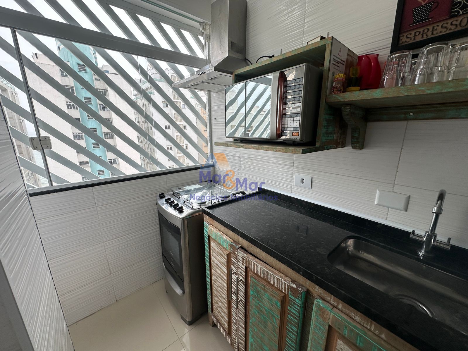 Apartamento na Praia das Pitangueiras, Guarujá - SP